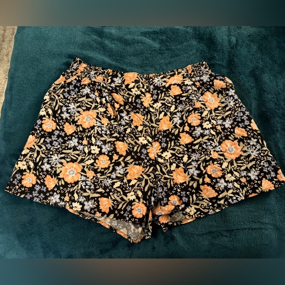 Angels XL Stretchy Floral Shorts - Picture 2 of 7